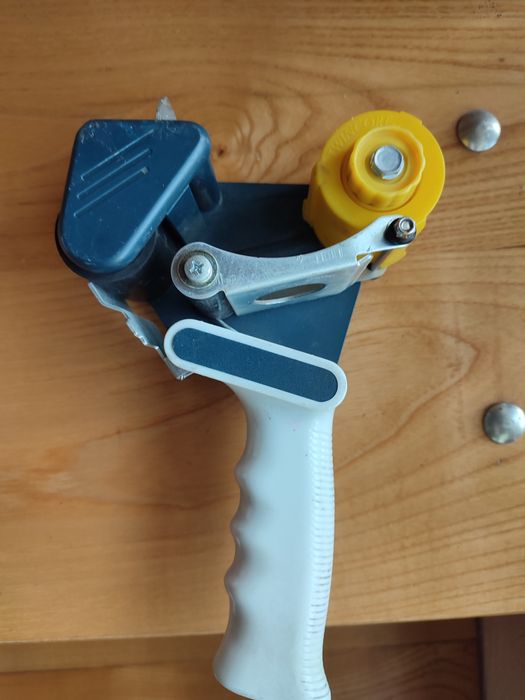 Розмотувач для скотчу пакувальний.