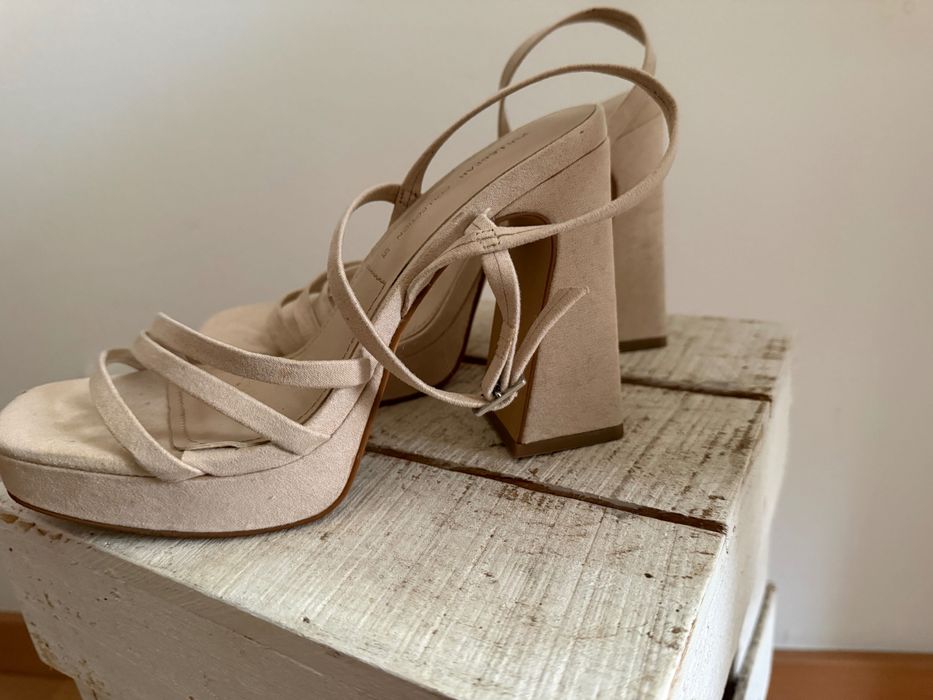 Sandálias salto alto