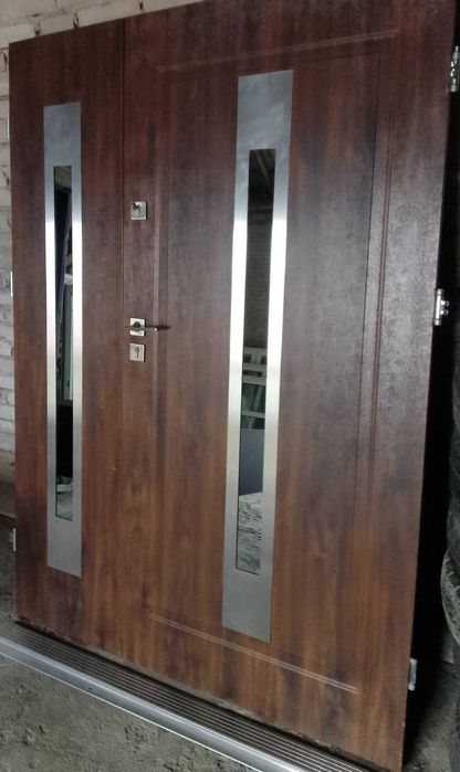 Drzwi zewnętrzne metalowe dwuskrzydłowe.