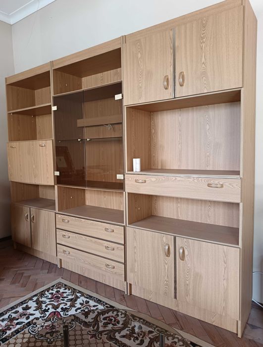 Móvel com mesa e cadeiras