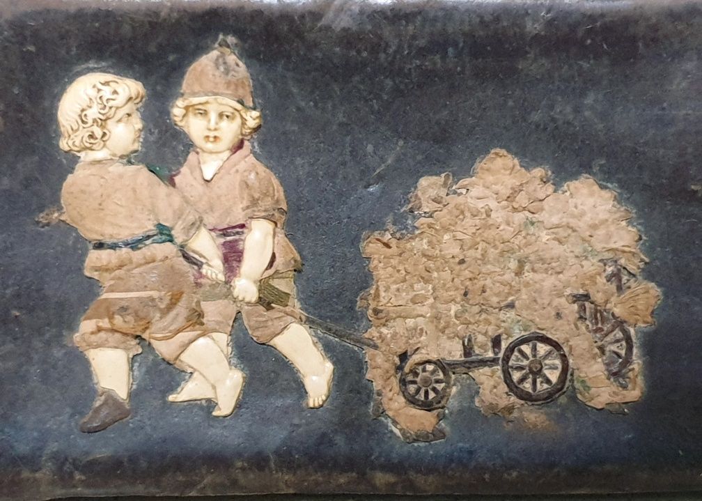 Lindissima antiga cigarreira Sec. XIX em couro com aplicação amorosa