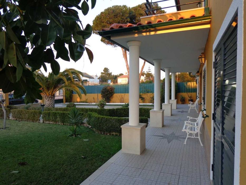 Moradia usada com jardim e piscina