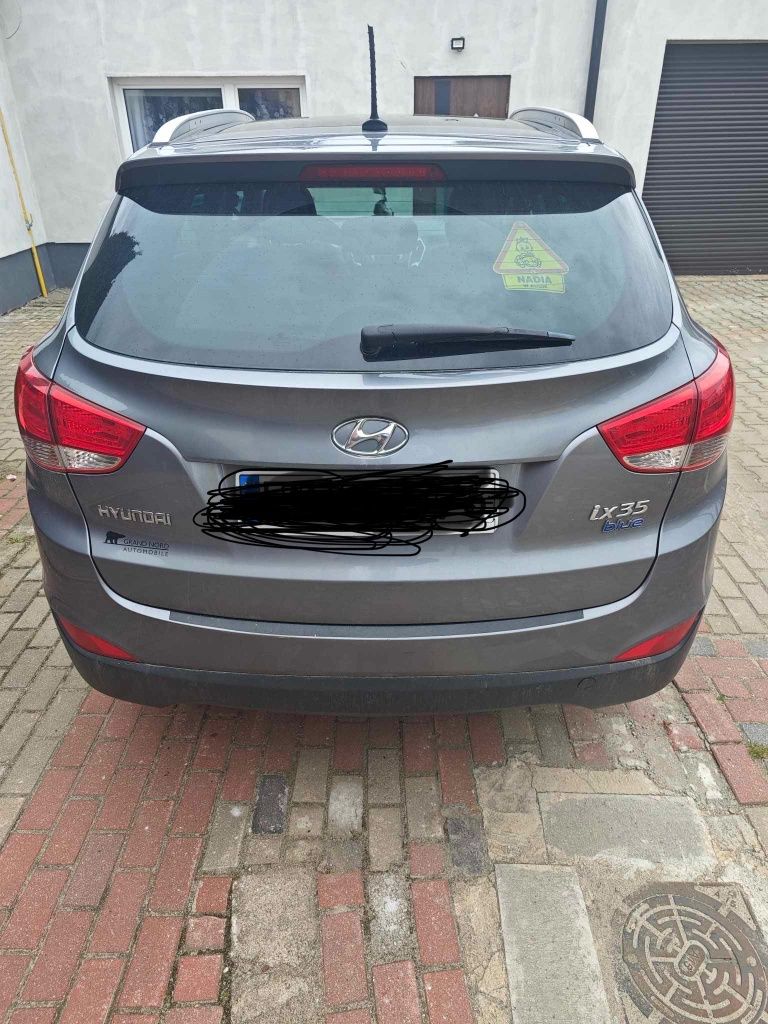 Hyundai ix35 blue drive