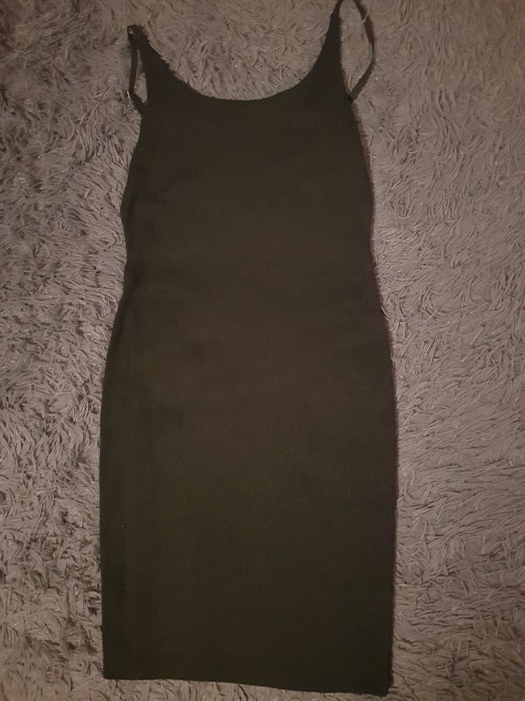 czarna przylegająca sukienka