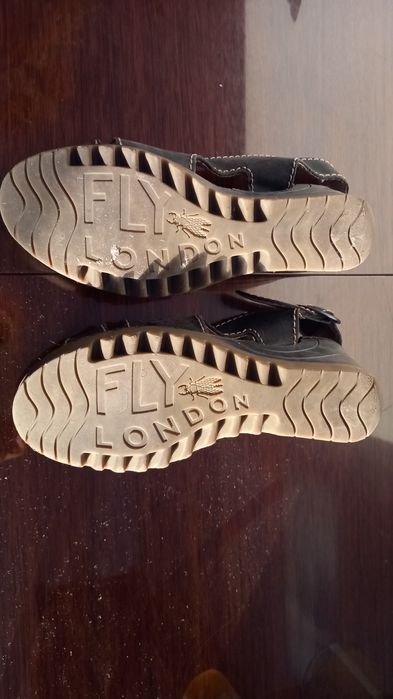 Sandálias pretas. Marca Fly London