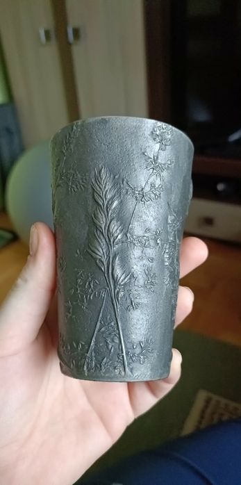 „Kubek metalowy z tłoczeniem, sygnowany Peter Klust 1973, rękodzieło