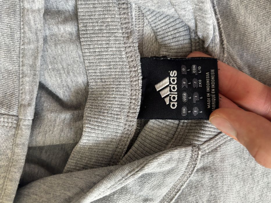 Szara bluza z kaptruem Adidas