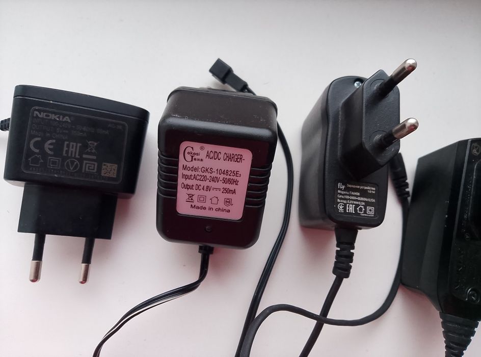Зарядки для мобільних телефонів  всі разом