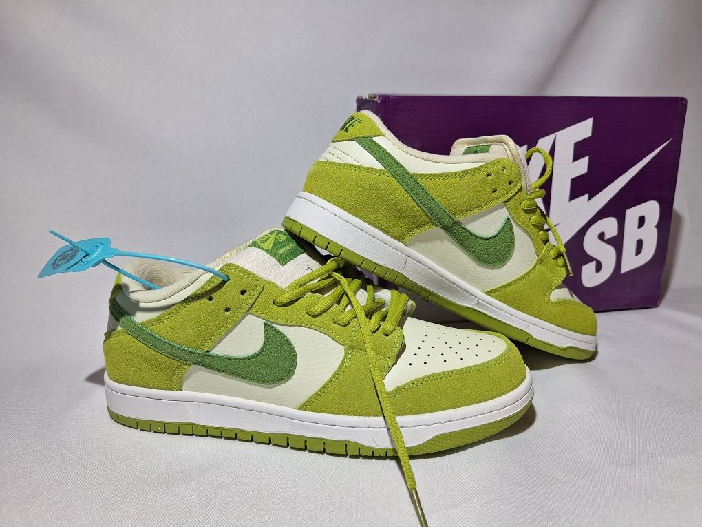 Nike dunk low sb apple