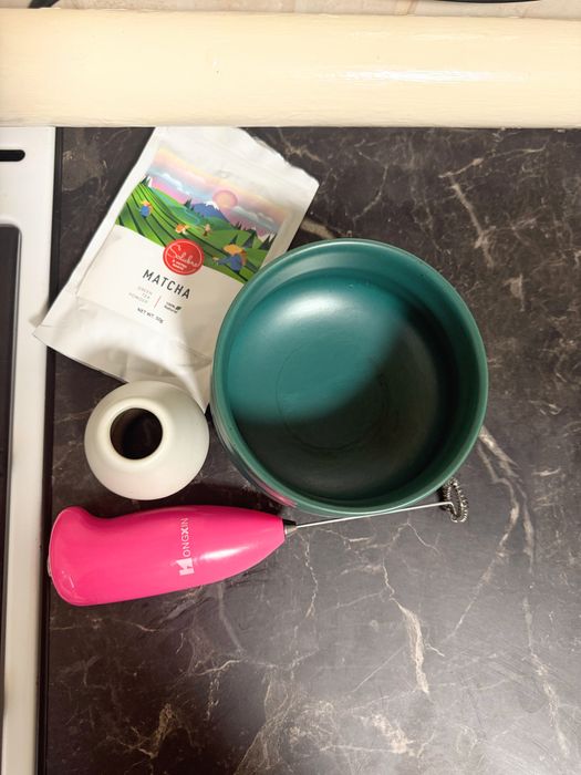 чаван (чаша) та кусеонаші (підставка для вінчика) +капучинатор і матча