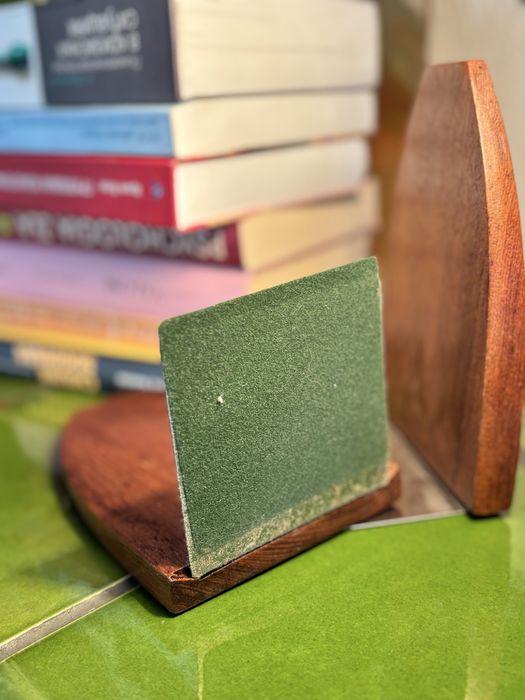 Para rzeźbionych drewnianych podpórek do książek w stylu etnicznym.