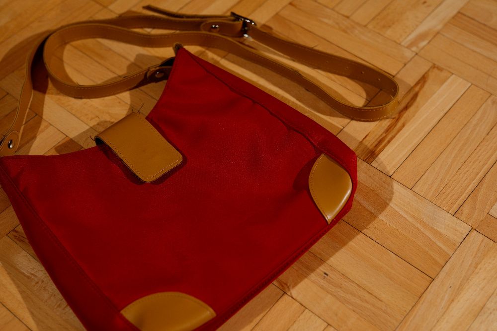 Czerwono-musztardowa torebka na ramię