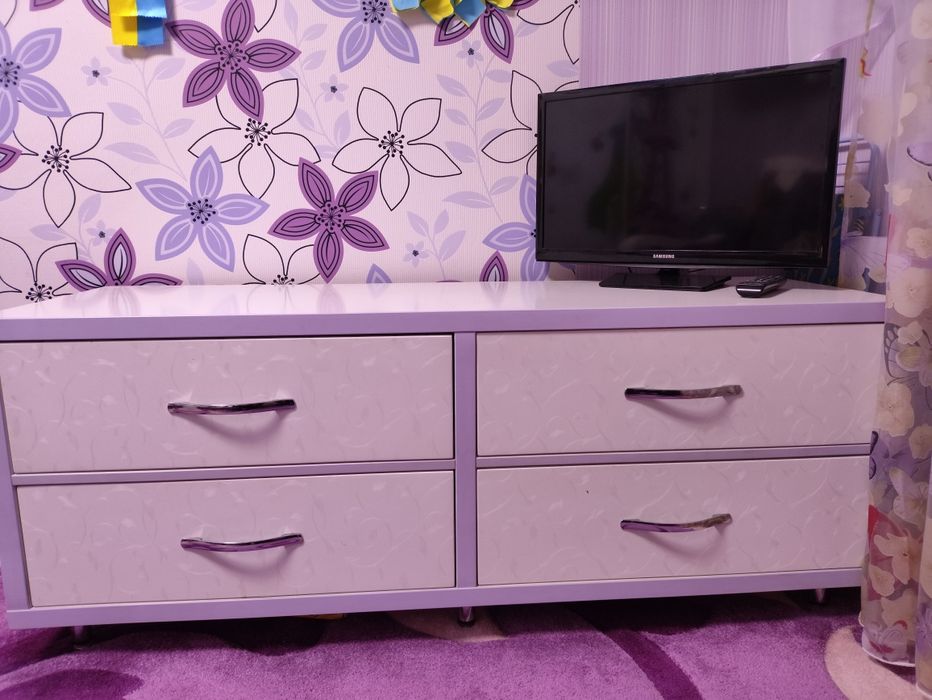 Гарний комод білого кольору