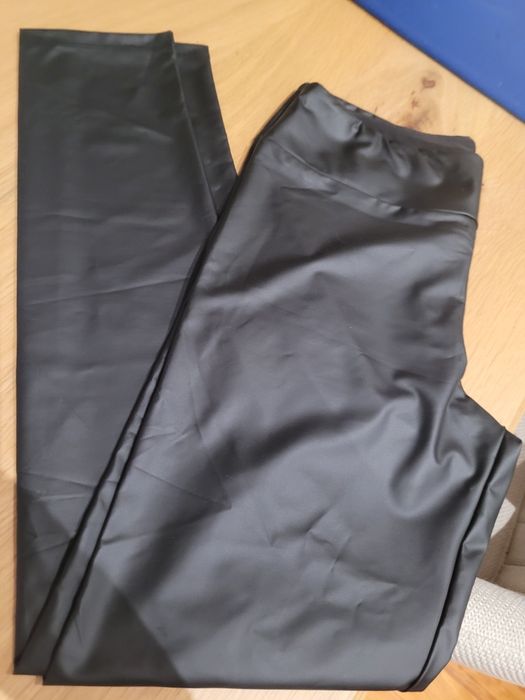 Leggins efeito pele,  pretas , novas, tamanho L , pretas