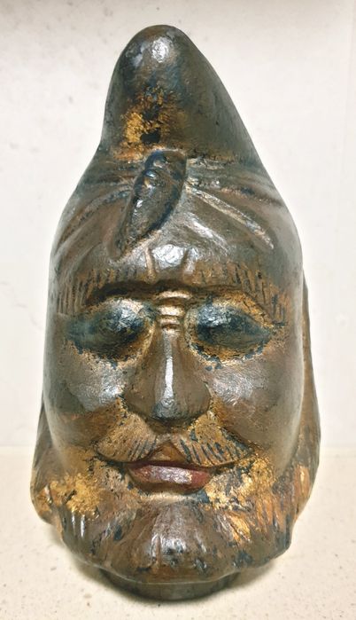 Antiga cabeça de Hu asiática em madeira esculpida e policromada