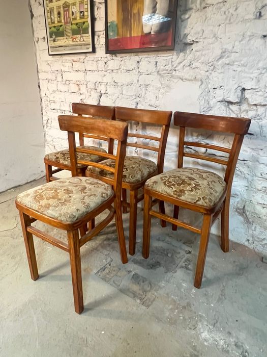 Cztery tapicerowane drewniane krzesla fameg prl vintage retro