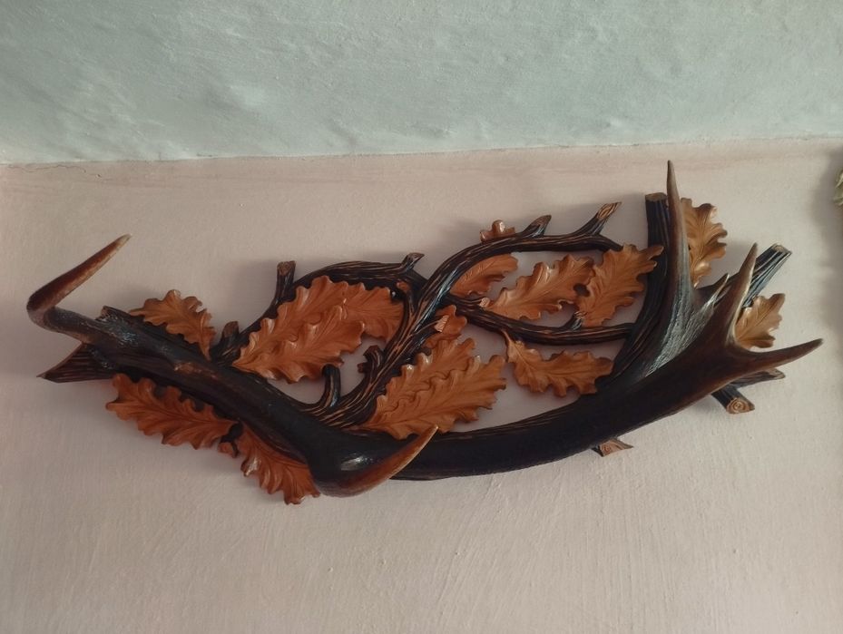 Ріг карпатського оленя на підставці