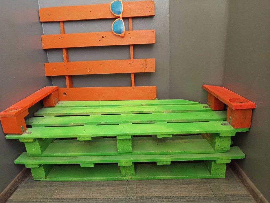 Диван з палет - фарбований