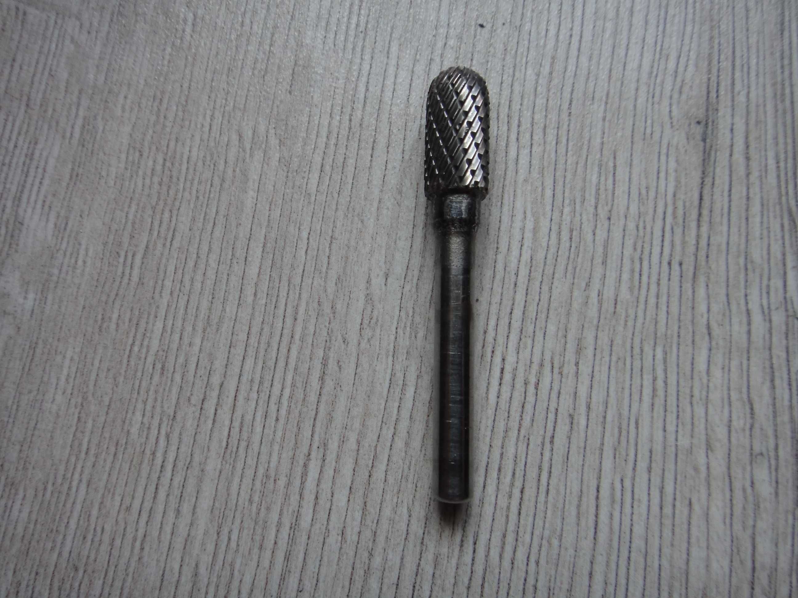 Szlifierka prosta , palcowa GGS 28 C BOSCH Professional.