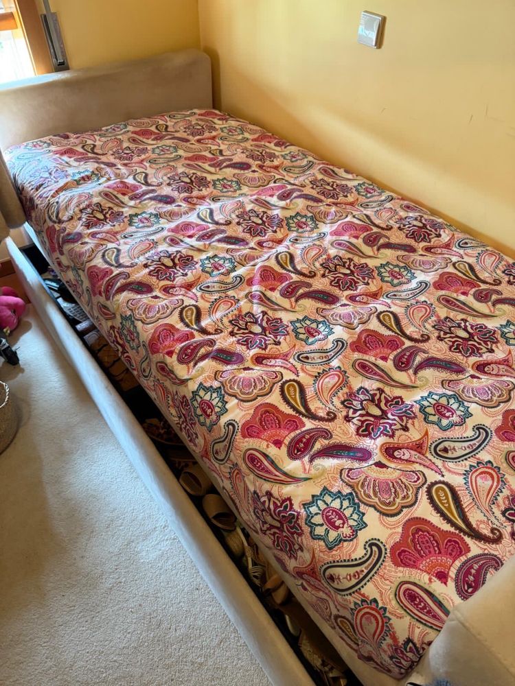 Cama de solteiro pele de pessego bege