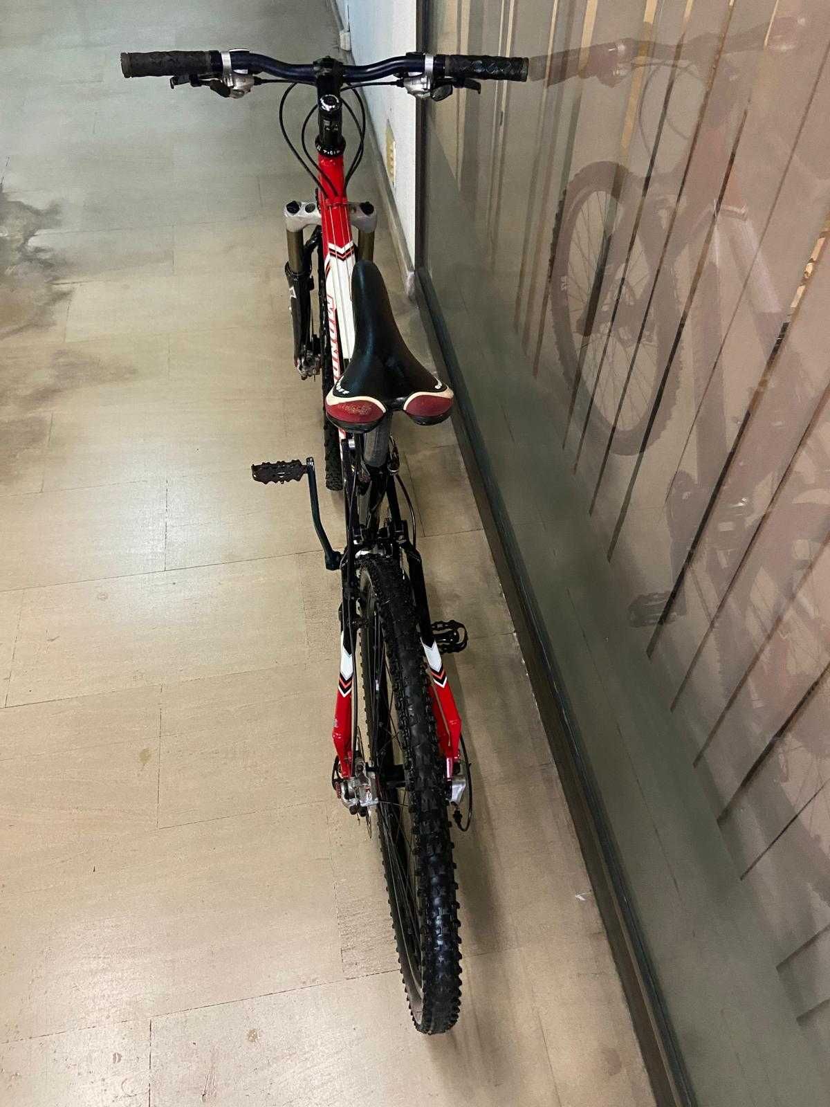 Bicicleta Mondraker .  Suspensão Regulável Travões Disco