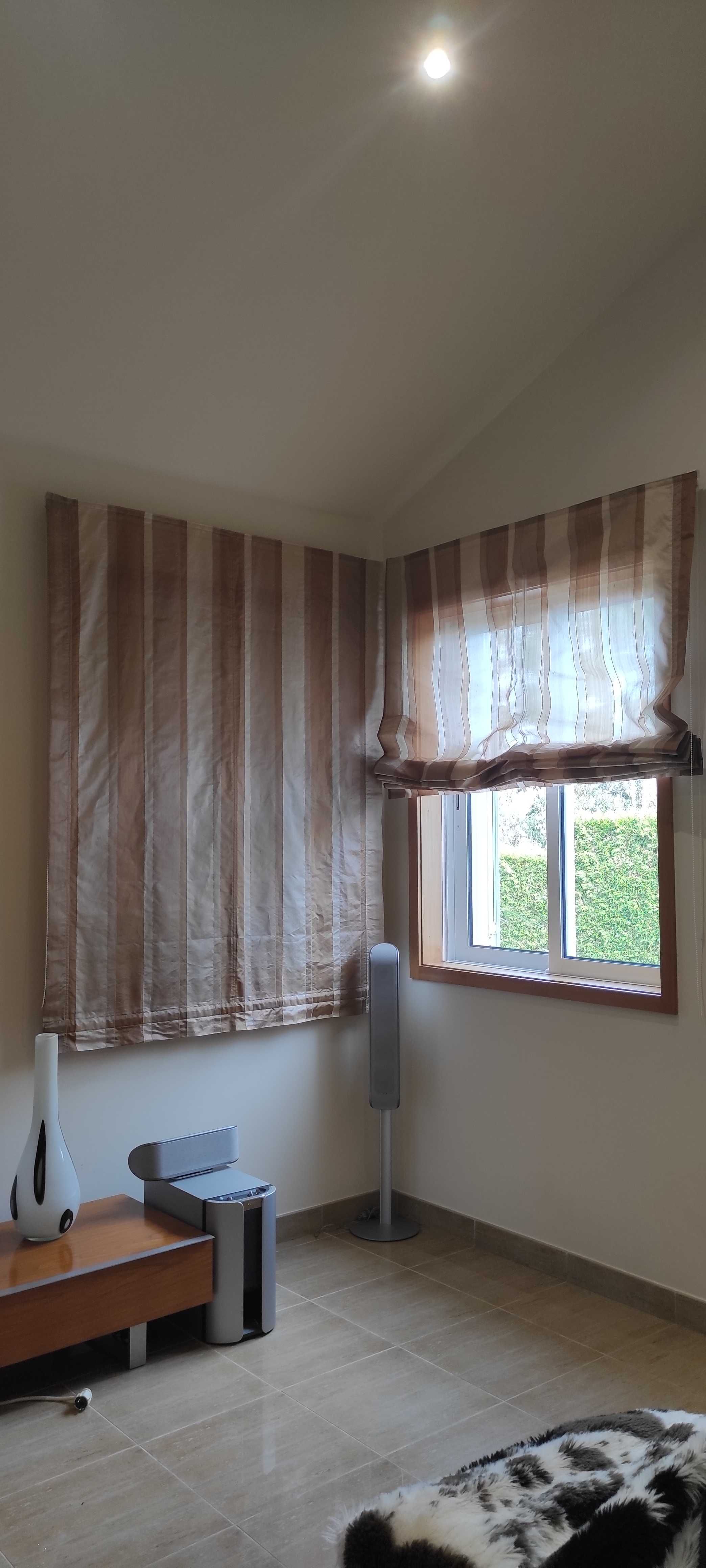 Cortinas de seda e varão em inox