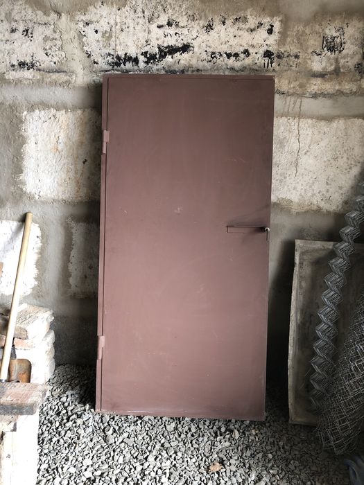 Железные двери с луткой