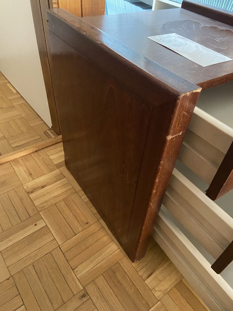 Elegancka drewniana szafka nocna
