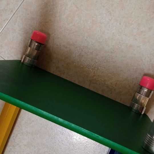 Móvel para quarto de criança em forma de lápis