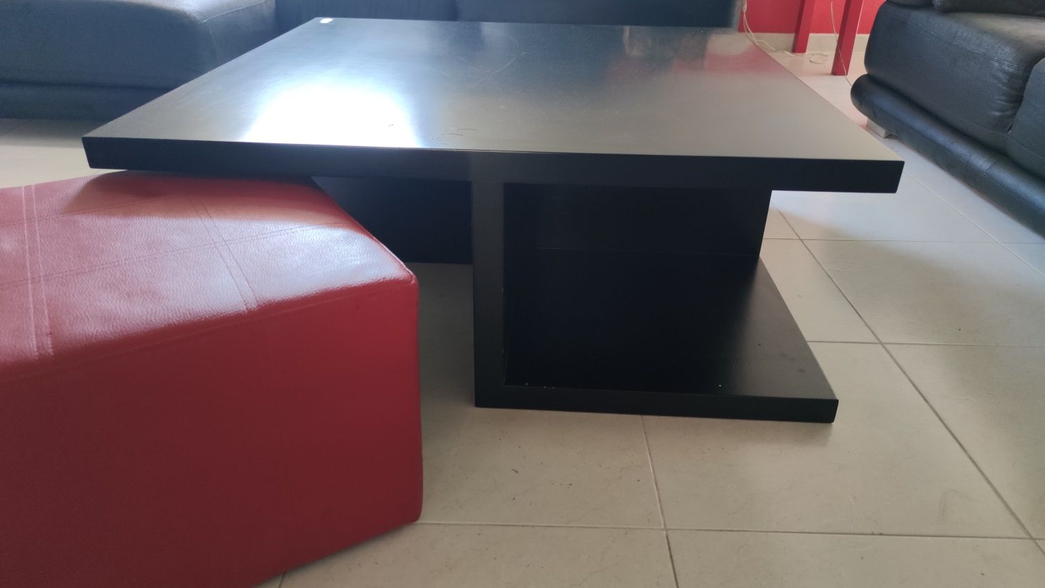 Mesa de centro com 2 puff