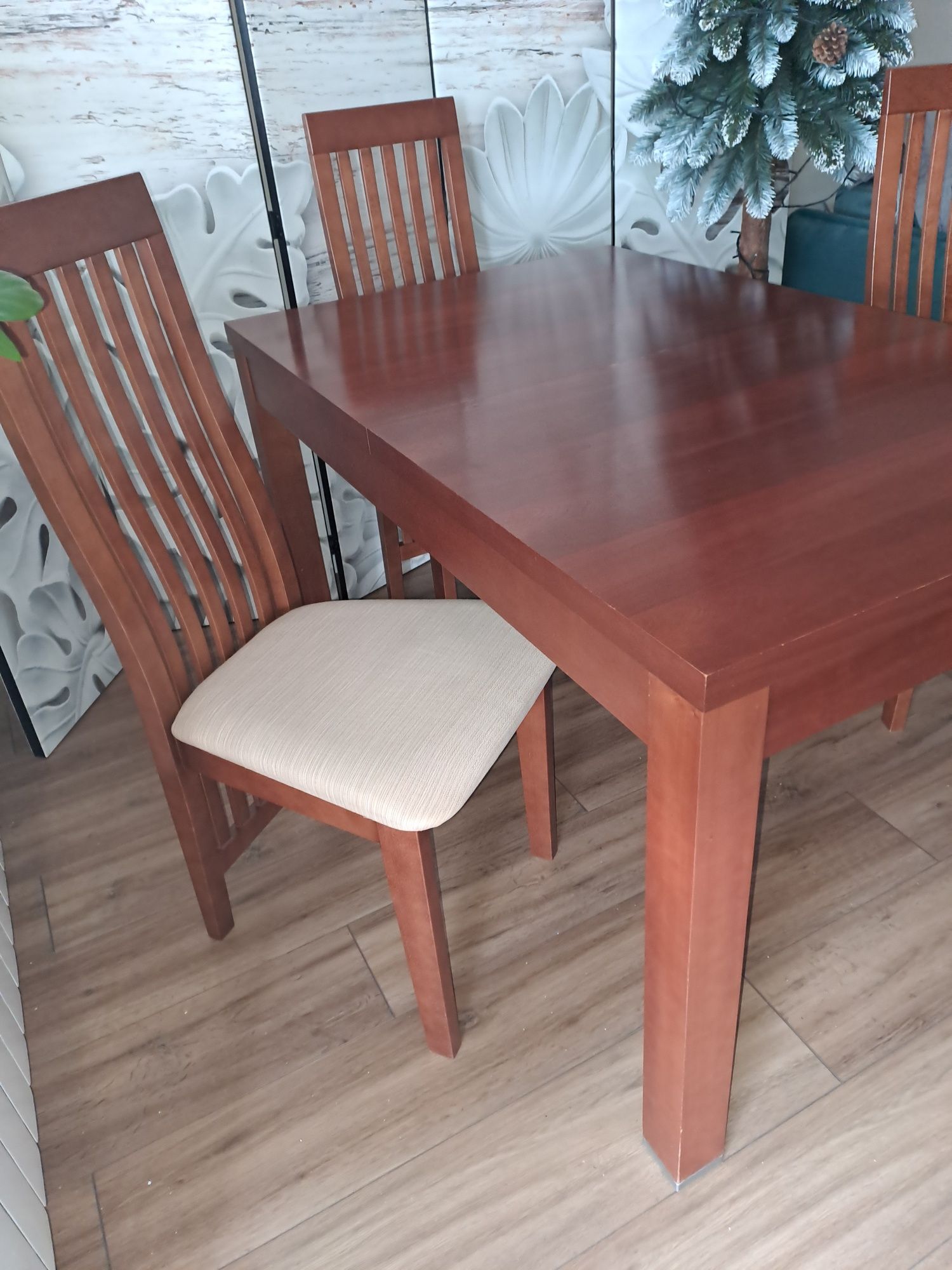 Stół i 4 krzesła tapicerowane