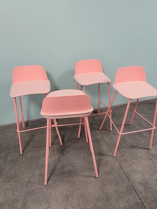 Nowoczesne hokery Beliani – pastelowy komplet