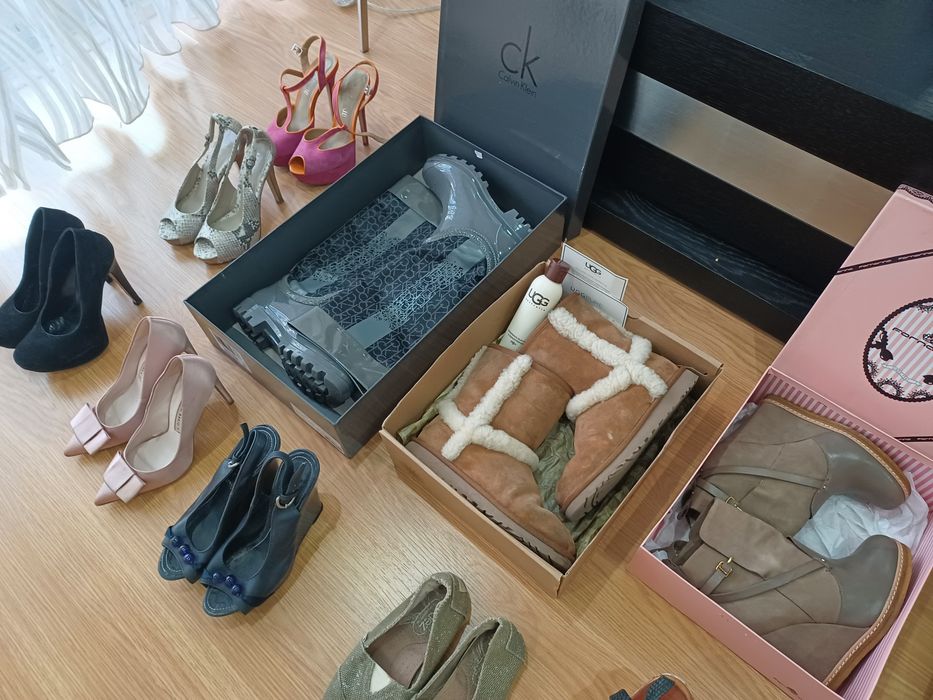 Lote calçado marca 36 Calvin Klein UGG sapatos etc