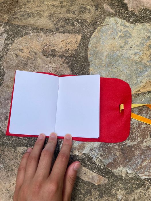 Caderno de desenho com capa de feltro vermelha feito à mão