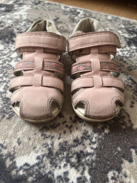 Дитячі речі та взуття