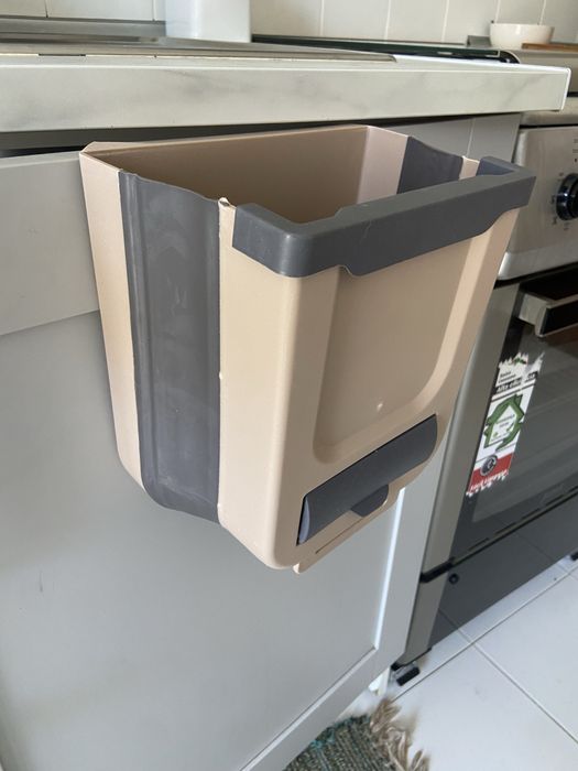 Mini caixote de lixo para pendurar.