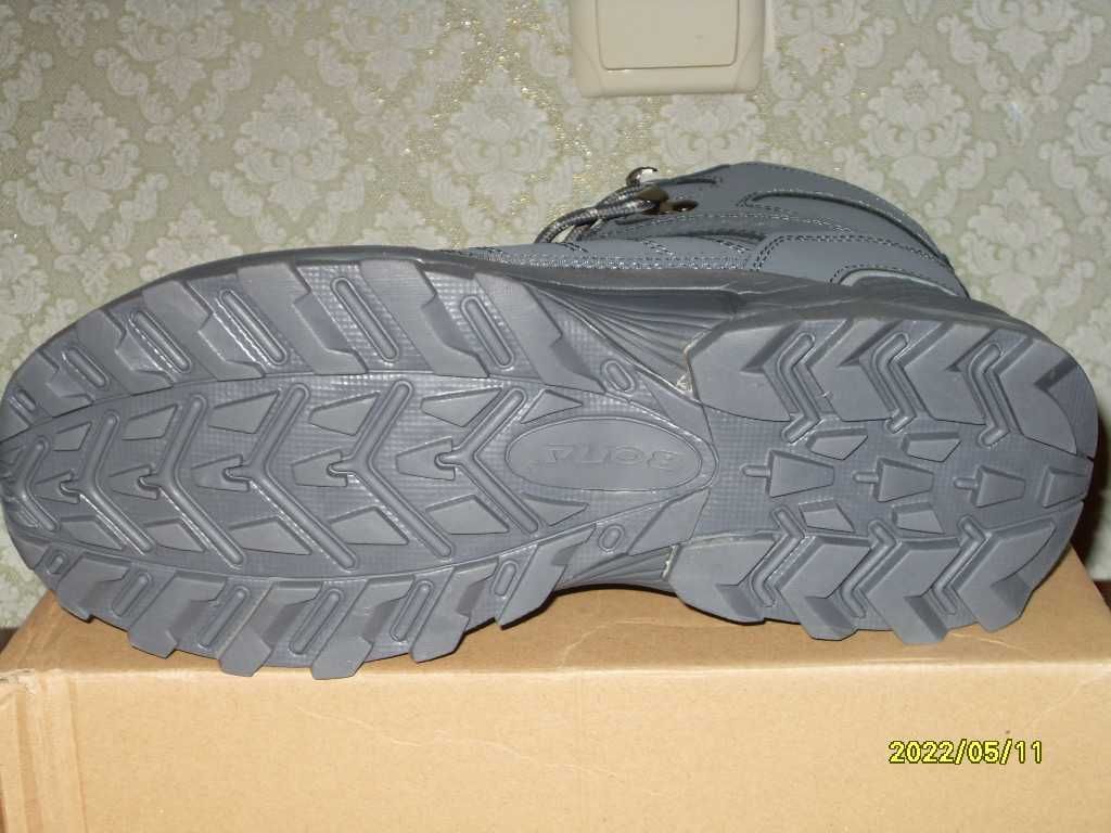 Зимние кроссовки  BONA 42 размер, новые.