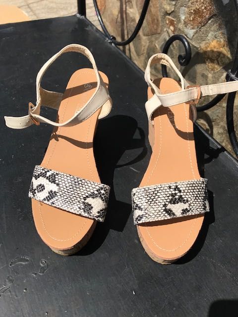 Sandálias Brancas/Pretas Nº 39 NOVAS