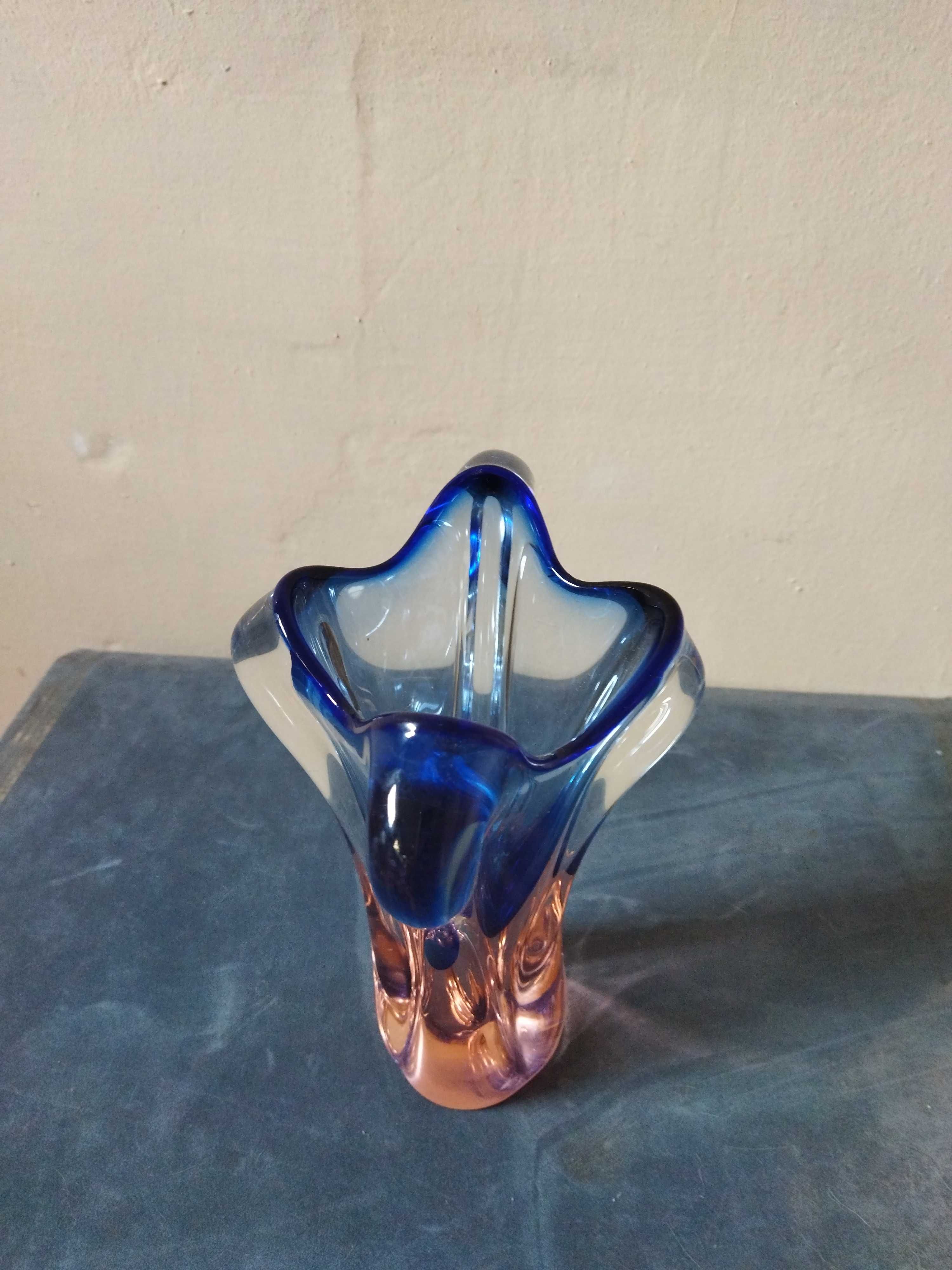Продам кувшины и вазы из фарфора и стекла.