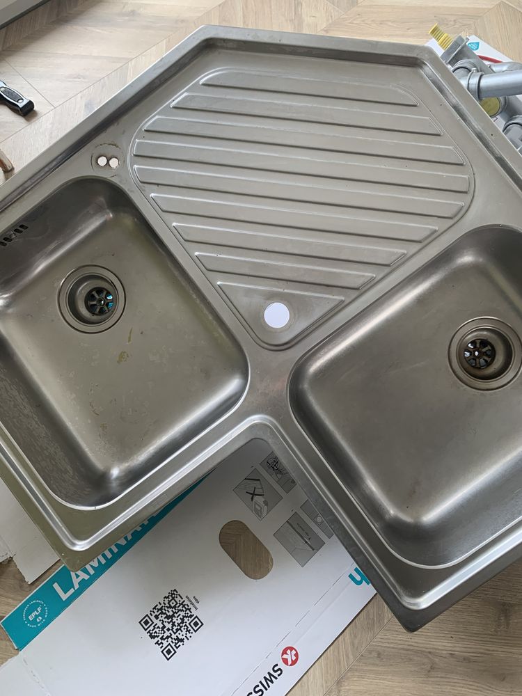 Zlew narożny z ociekaczem, chrom, rury plastikowe, bez uszkodzeń