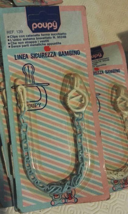 Prende-chupetas em plástico