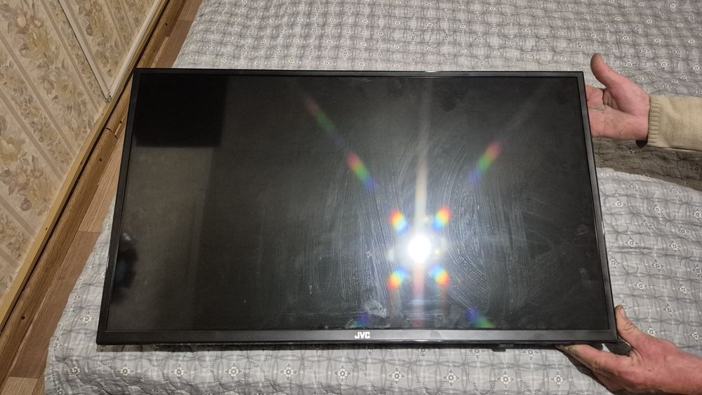Продаю JVC 32"LED TV