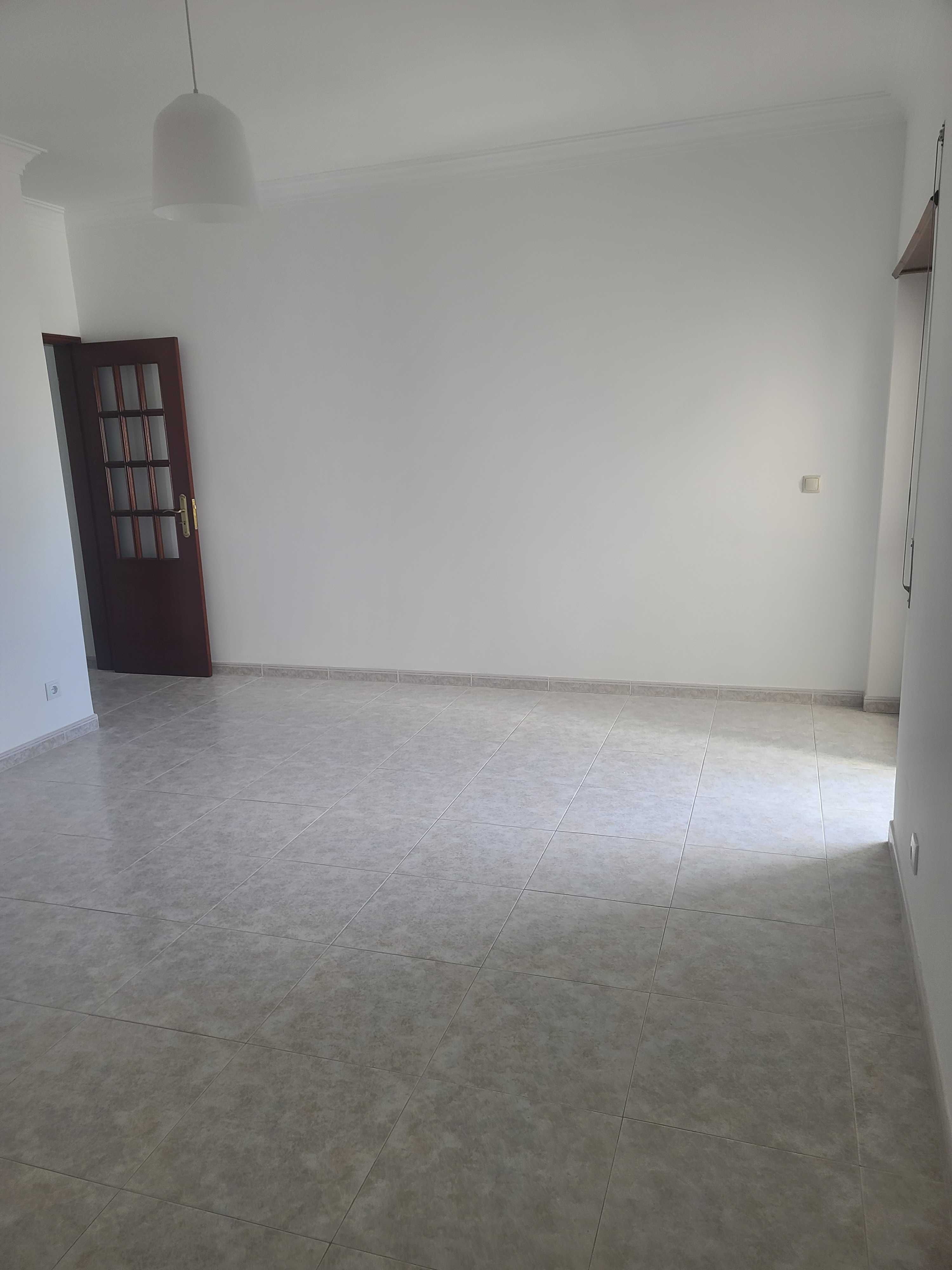 Arrenda-se / Aluga-se  apartamento T2 situado no Laranjeiro - Almada