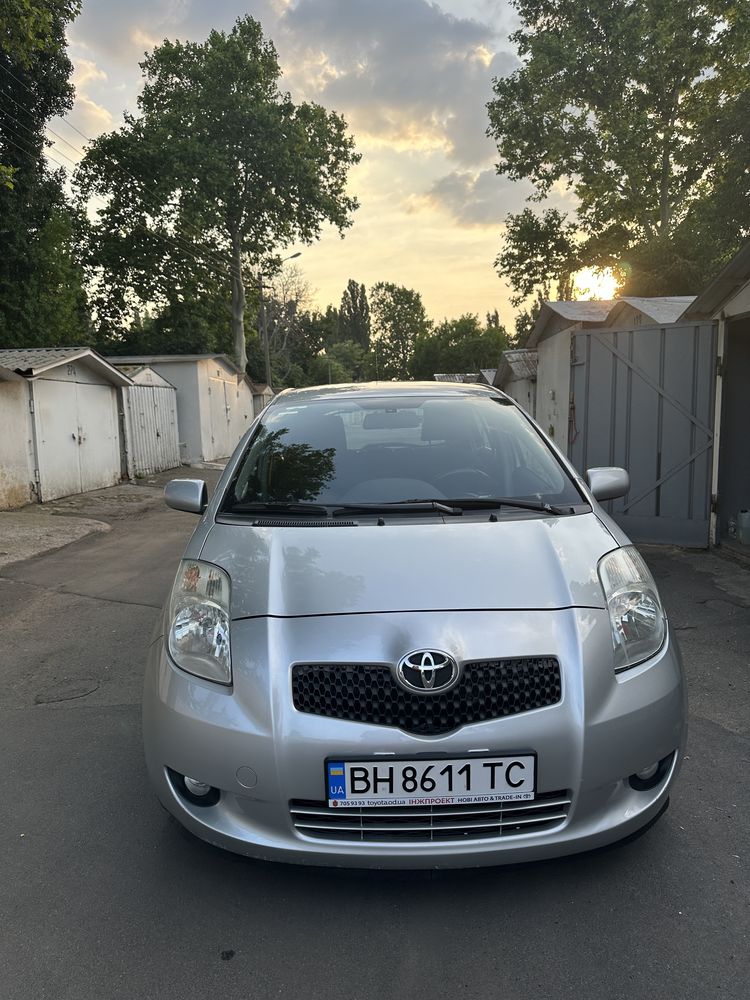 Продам свой автомобиль Toyota Yaris 2006. Безключевой, на кнопке.