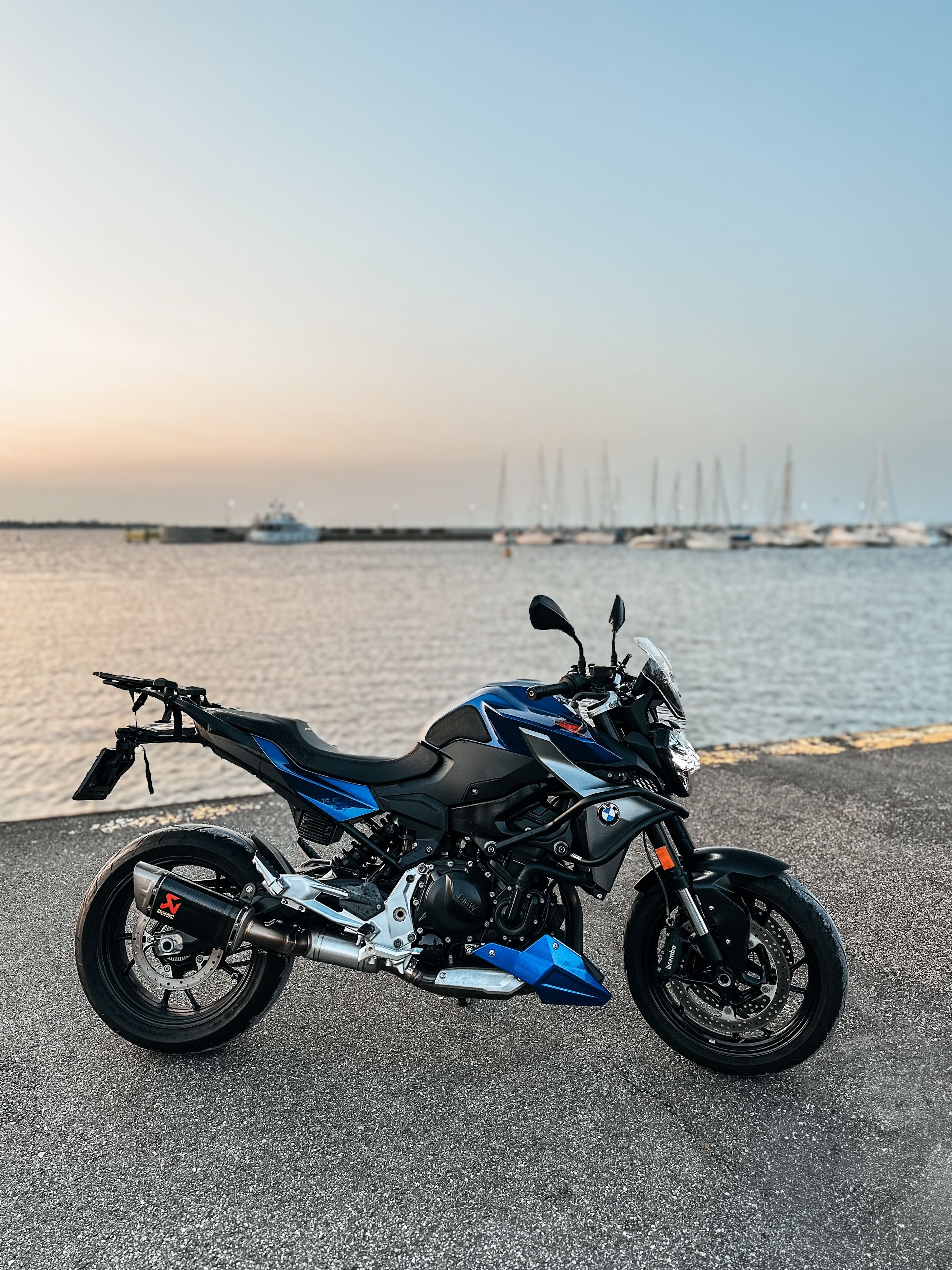 BMW F900R, Akrapovic, niski przebieg, dodatki