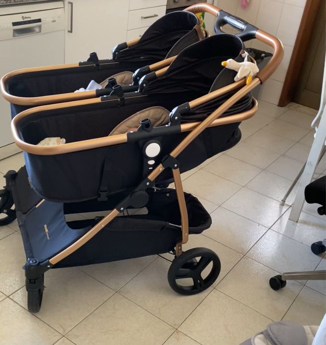 Carrinho de gemeos bebé chipolino preto com detalhes em dourado