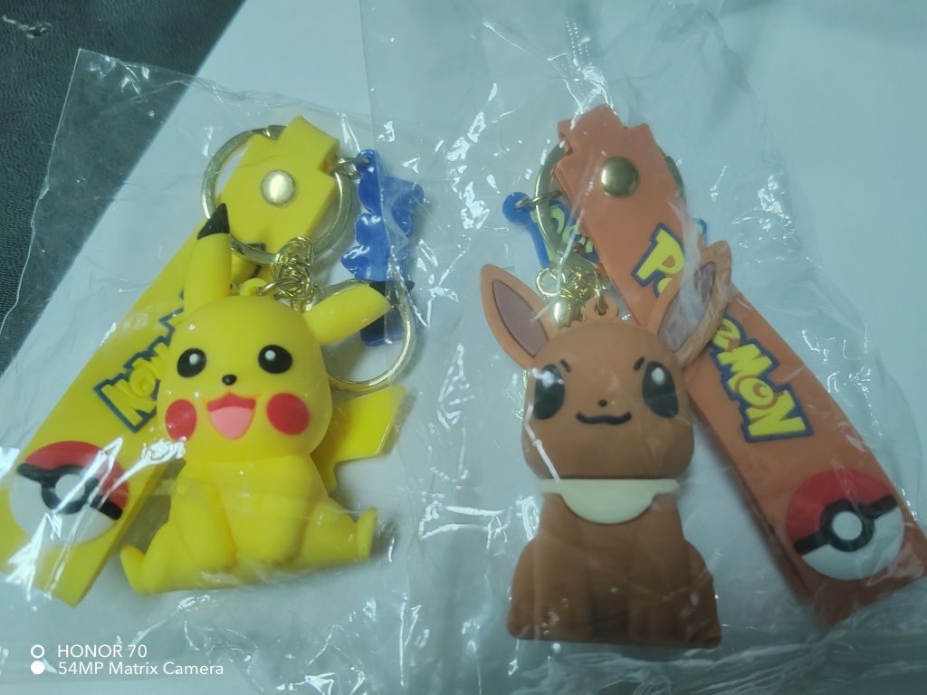 Portachaves C/ Boneco Pokémon Picachu e Eevee