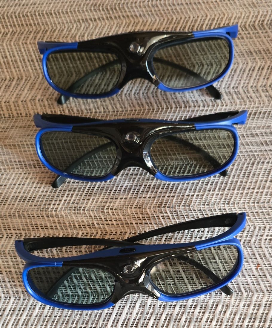 Projektor 3D Optoma HD28i +ekran 120cali i 3 pary okularów
•