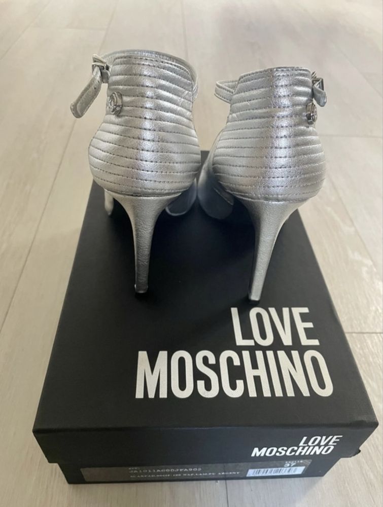 Szpilki love Moschino