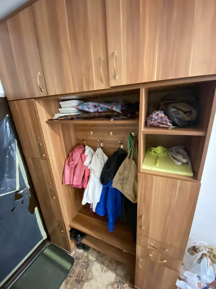 Шафа прихожа в хорошому стані